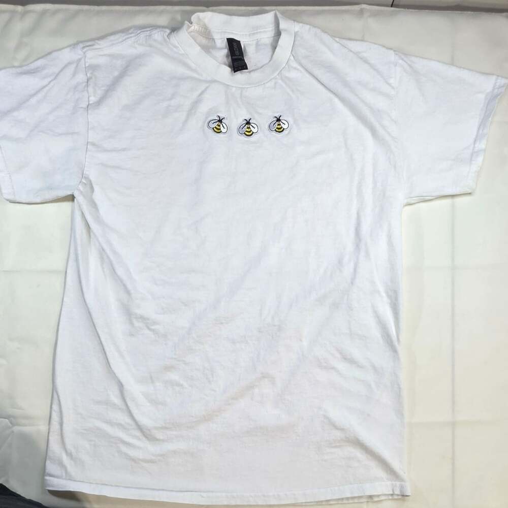 Gilman Graphic T-Shirt Size M White Three Embroidered Bees Heavy Cotton Sku 0347
